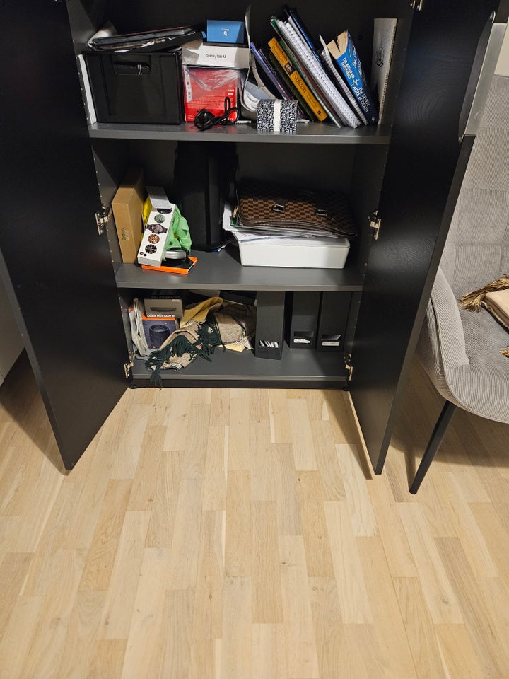 Bogskab Ikea b: 80 d: 45 h: 122