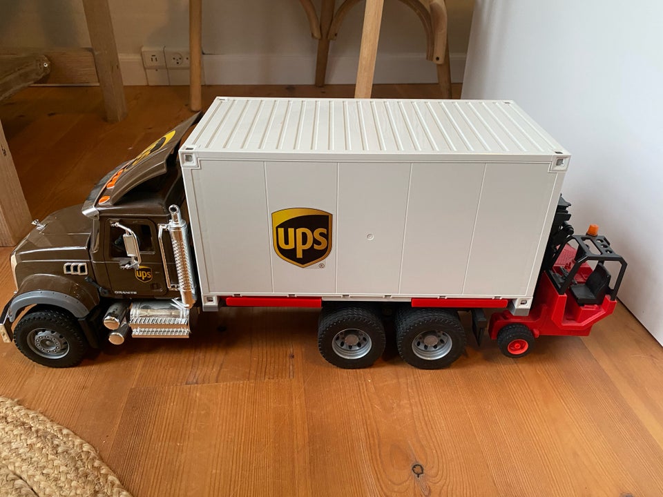 UPS lastbil med gaffeltruck