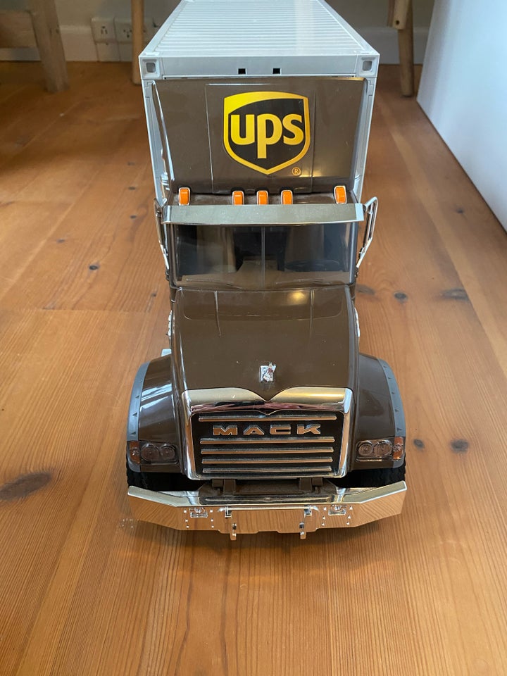 UPS lastbil med gaffeltruck