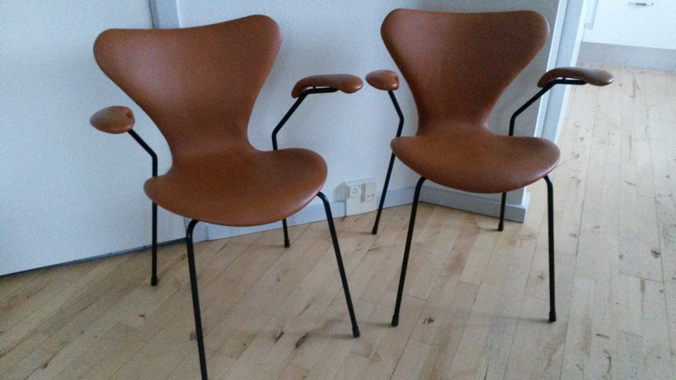 Arne Jacobsen, syver med armlæn, 2