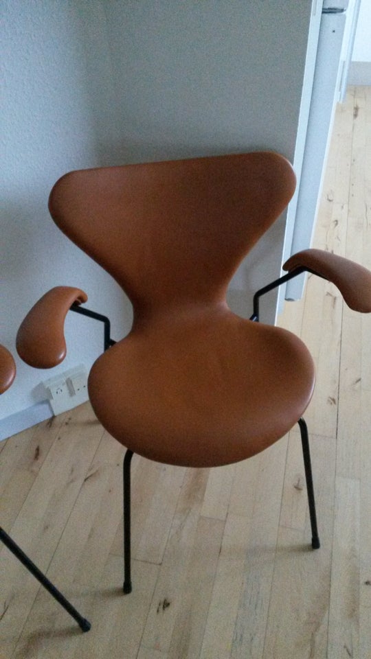 Arne Jacobsen, syver med armlæn, 2