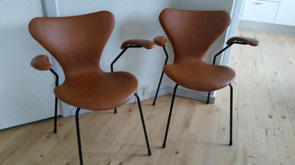 Arne Jacobsen, syver med armlæn, 2