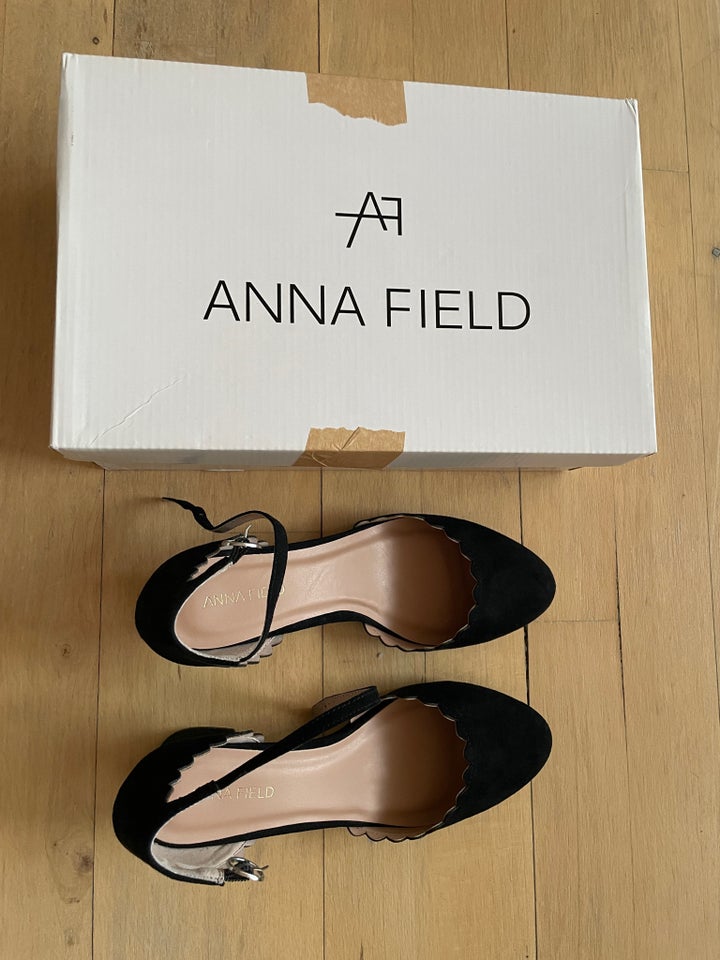 Pumps, str. 37, Anna Field