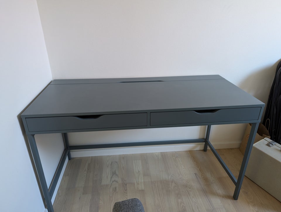 Skrivebord, Ikea, b: 132 d: 58 h: 76