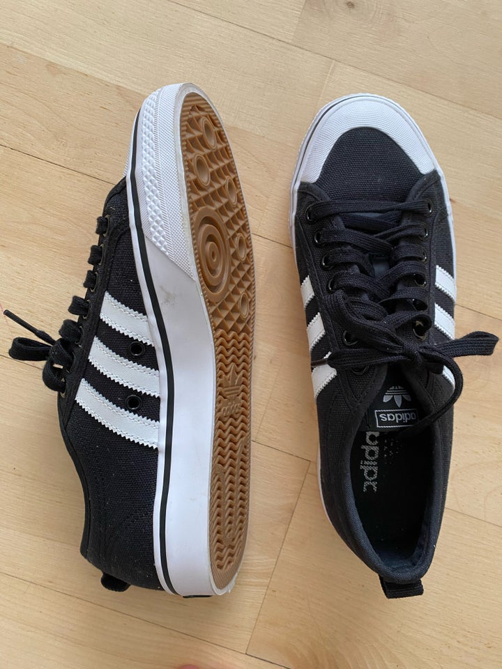 Indendørs sko Adidas str 41