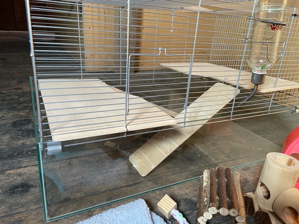 Hamster cage (or other rodents), b: