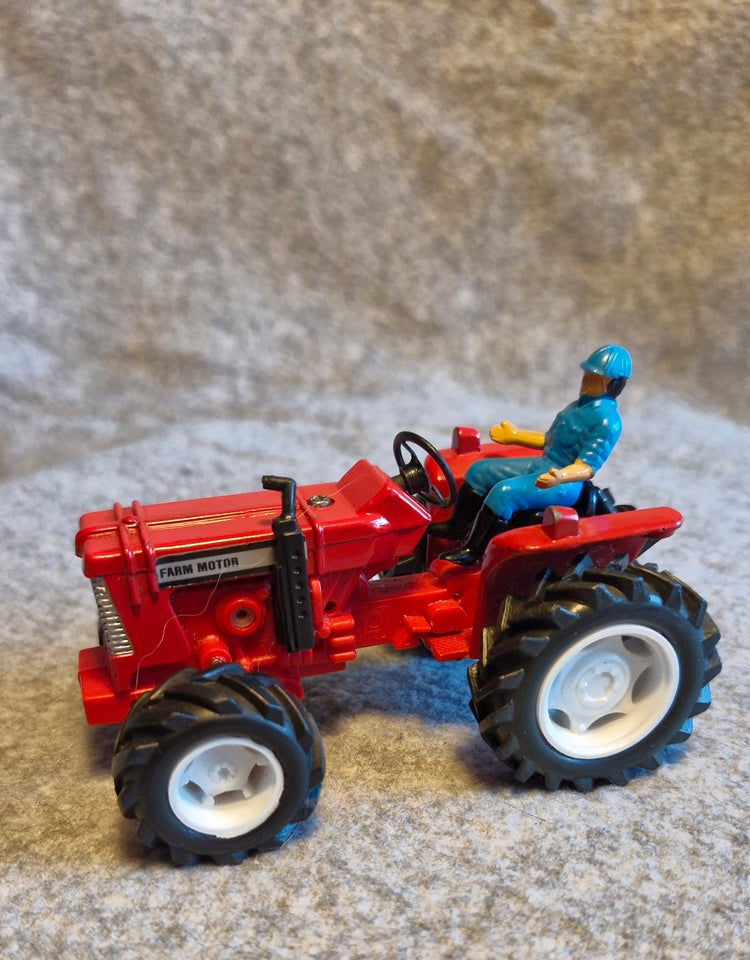 Rød Farmer traktor med fører,