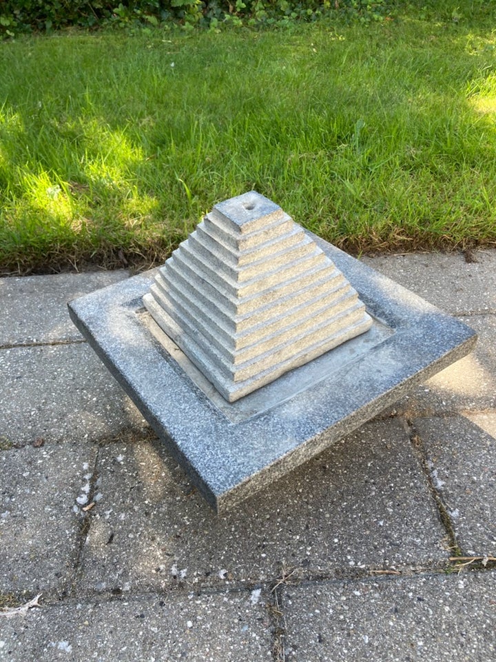 Vandskulptur Pyramide