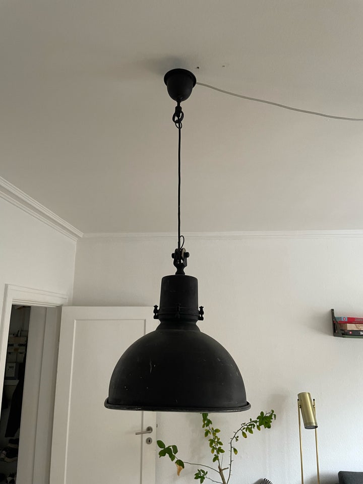 Anden loftslampe, Ukendt