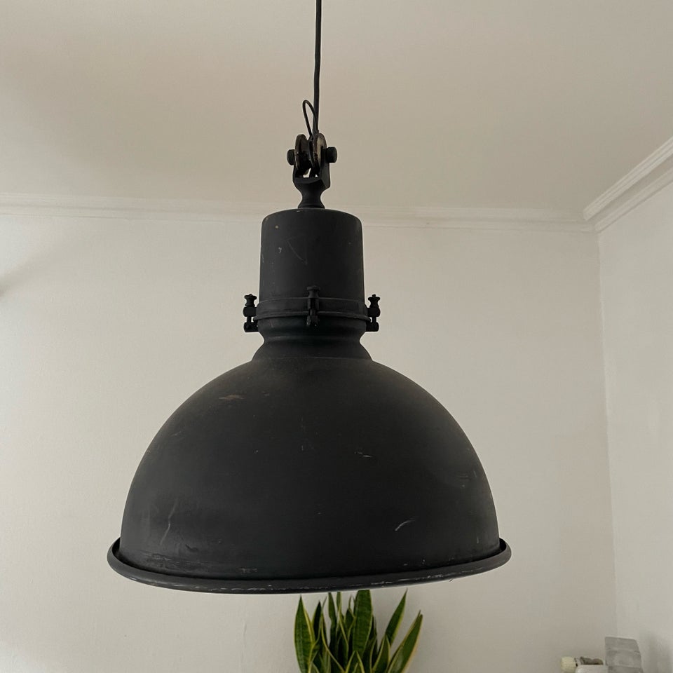 Anden loftslampe, Ukendt