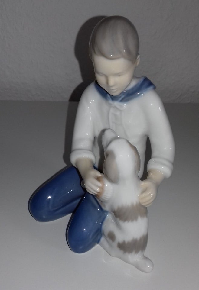 "Dreng med hund", porcelænafigur,