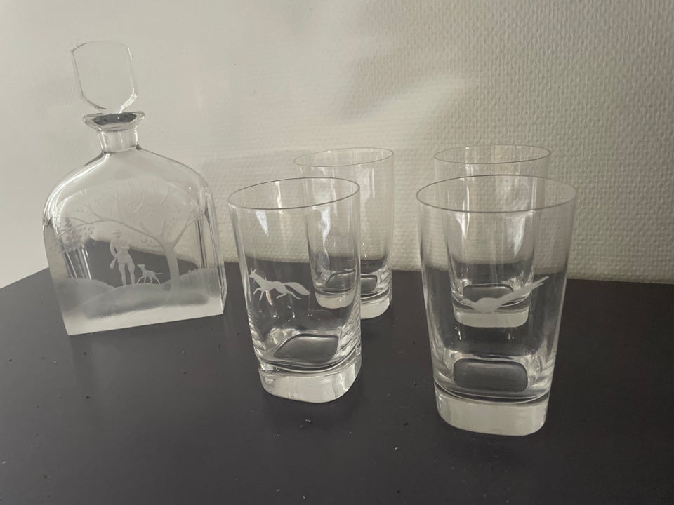 Karaffel og 4 glas med jagtmotiv