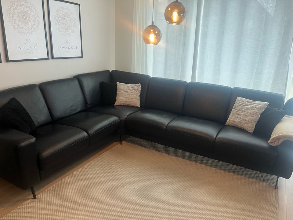 Sofa, spisebord og stole