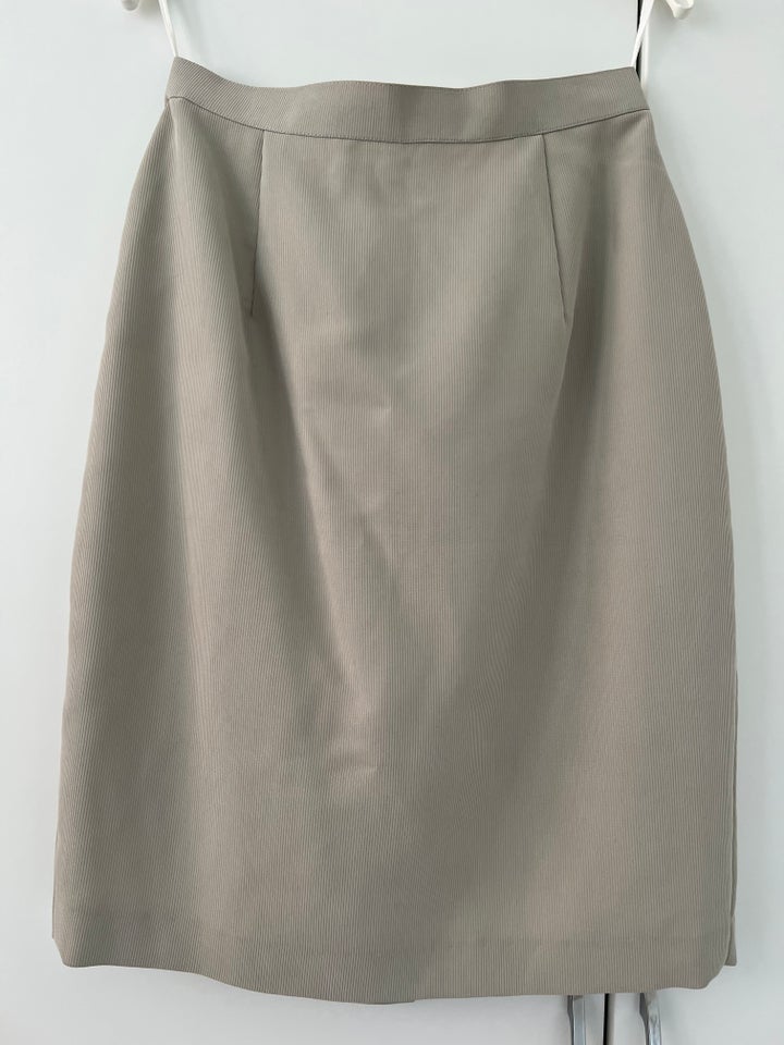 Pencil skirt, str. 38,