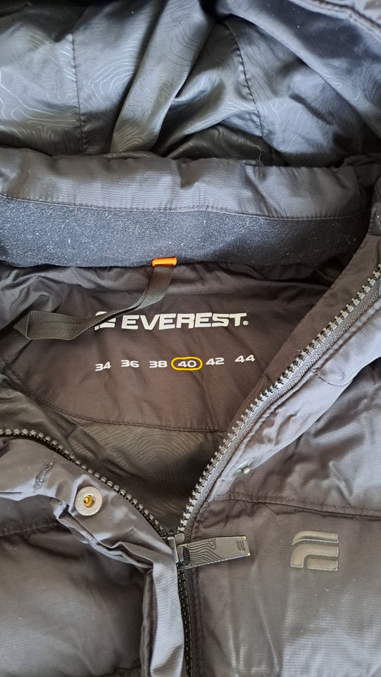 Vest, Everest, str. 40