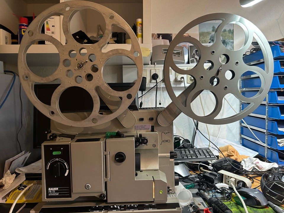 16mm Projektor , God