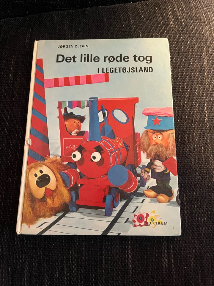 Det lille røde tog i legetøjsbamse,