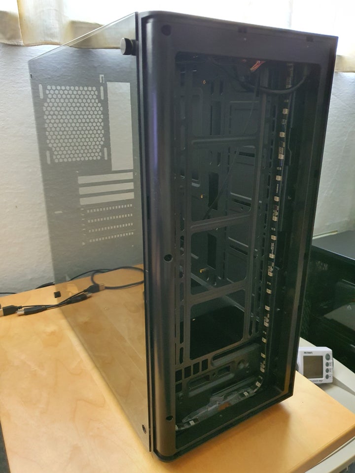 Kabinet Thermaltake V200 TG God