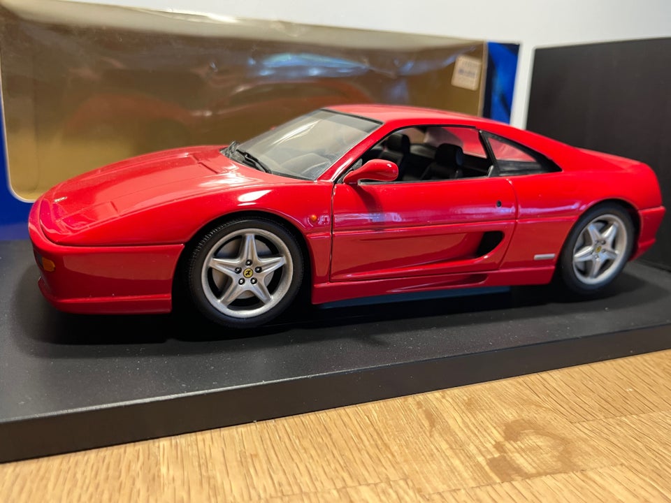 Modelbil Ferrari 355 skala 1:18