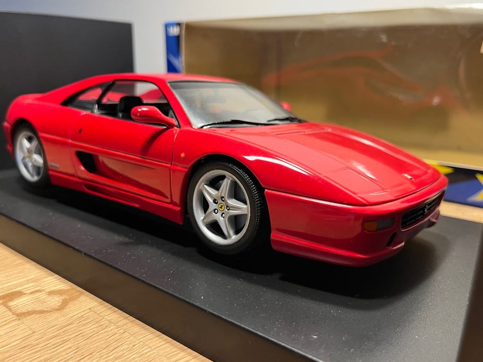 Modelbil Ferrari 355 skala 1:18