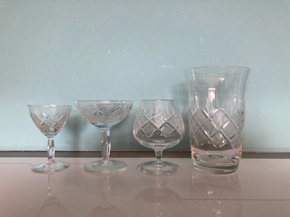 Glas 4 snapseglas og 6 likørglas 