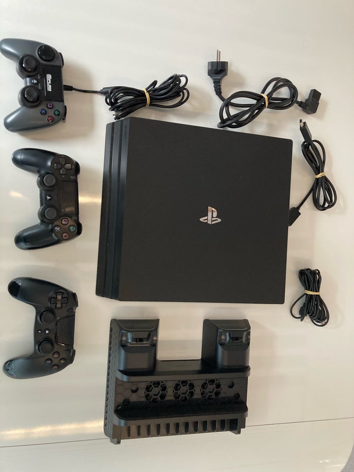 Playstation 4 Pro, CUH-7116B, God