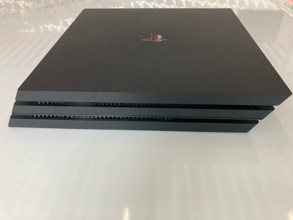 Playstation 4 Pro, CUH-7116B, God