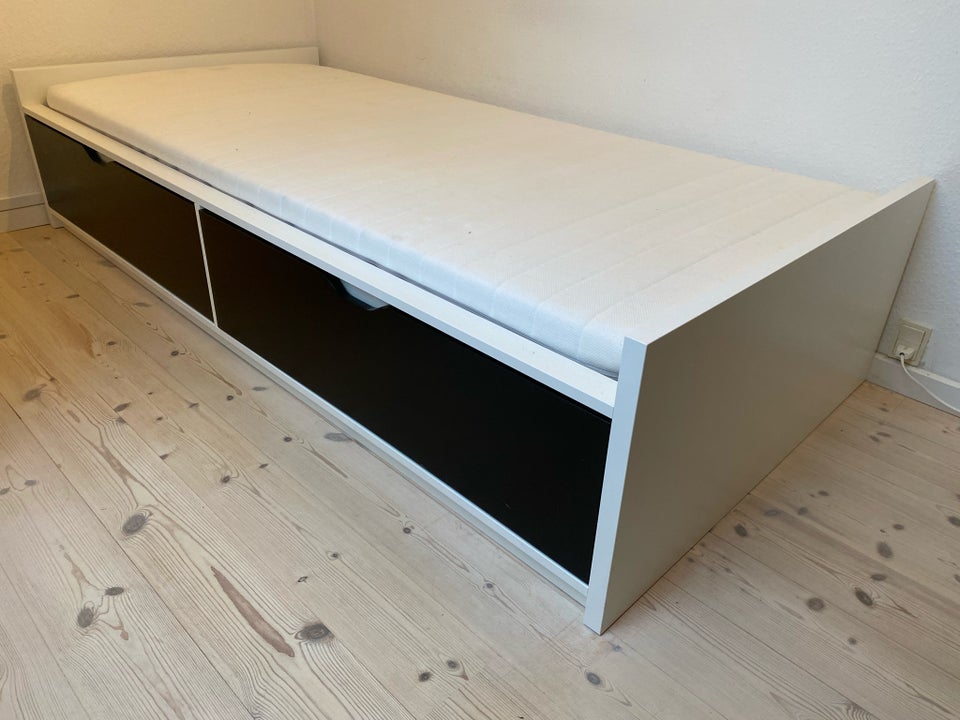 Enkeltseng, Ikea, b: 90 l: 200 h: 45