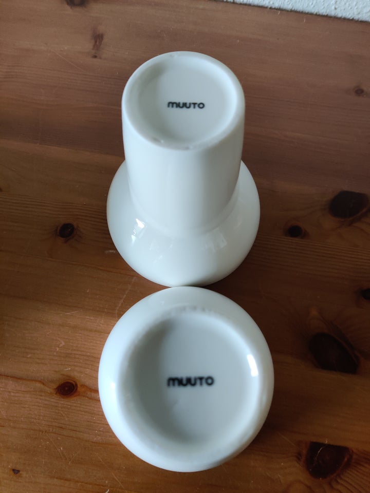 Porcelæn, 2 Muuto krus / vaser,