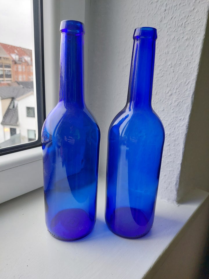2 kobolt blå glasflasker John