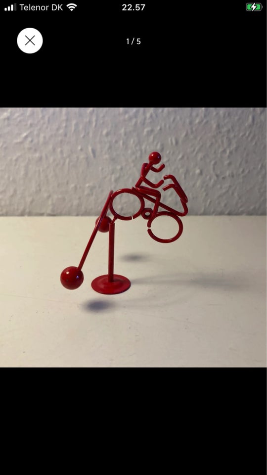 Rød metaluro skulptur med cykel