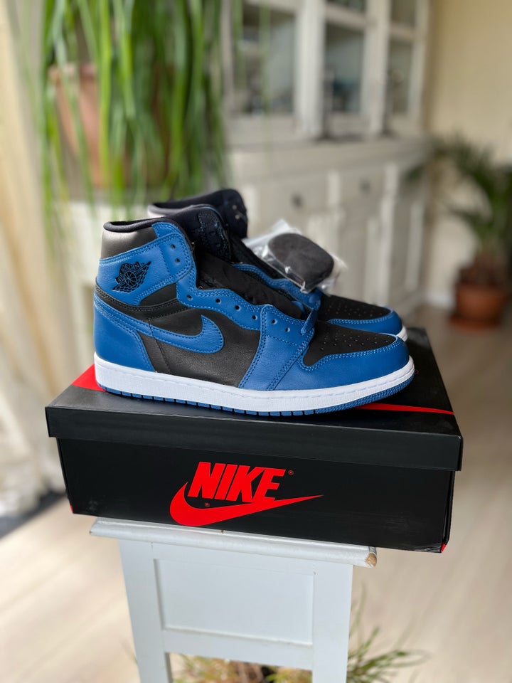 Sneakers, Nike Air Jordan 1 Retro