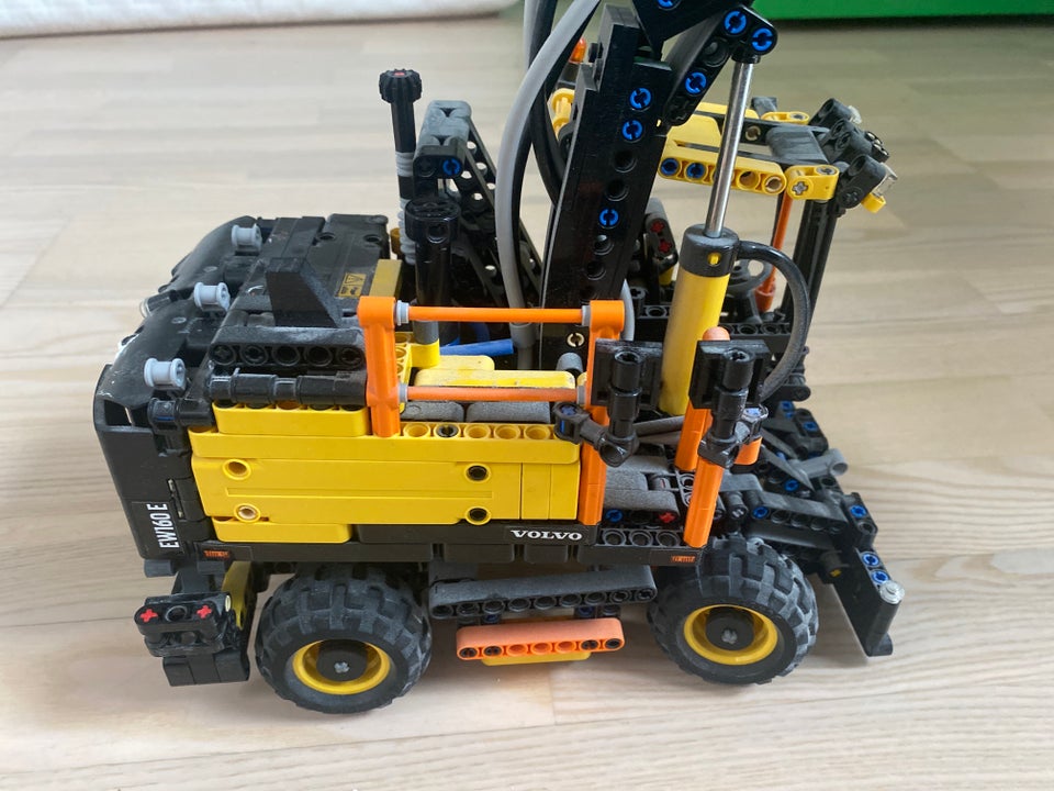 Lego Technic Volvo EW160E 42053