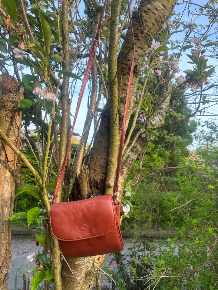 Crossbody, Nature