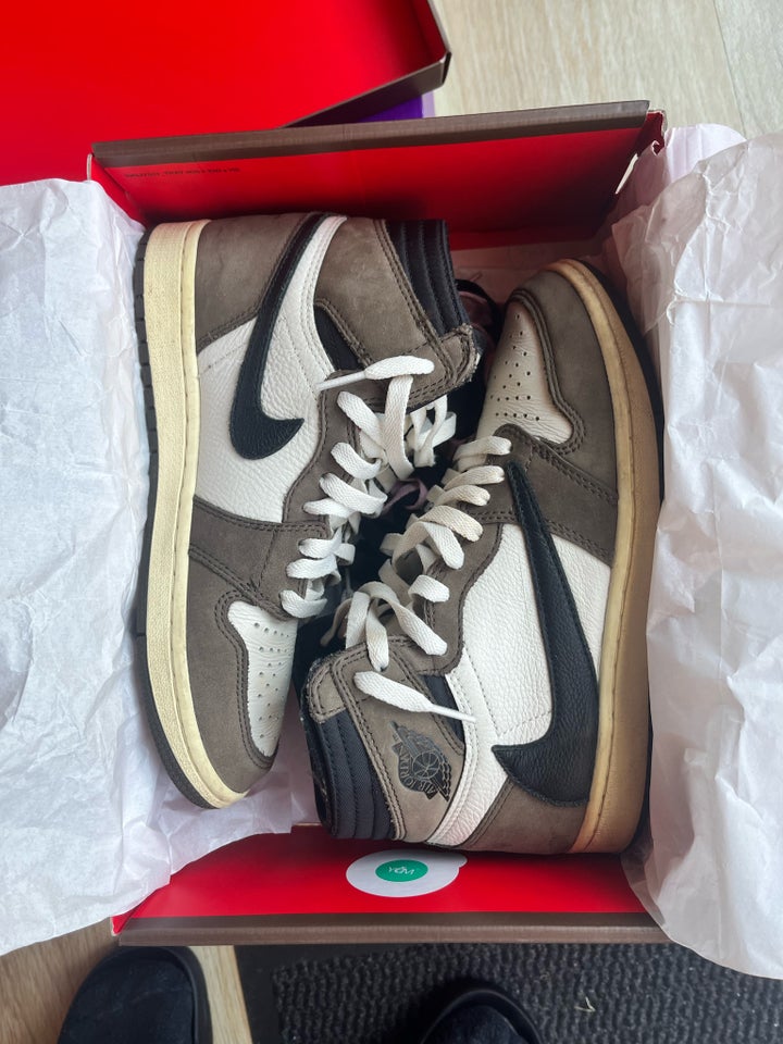 Sneakers, Travis Scott , str. 40