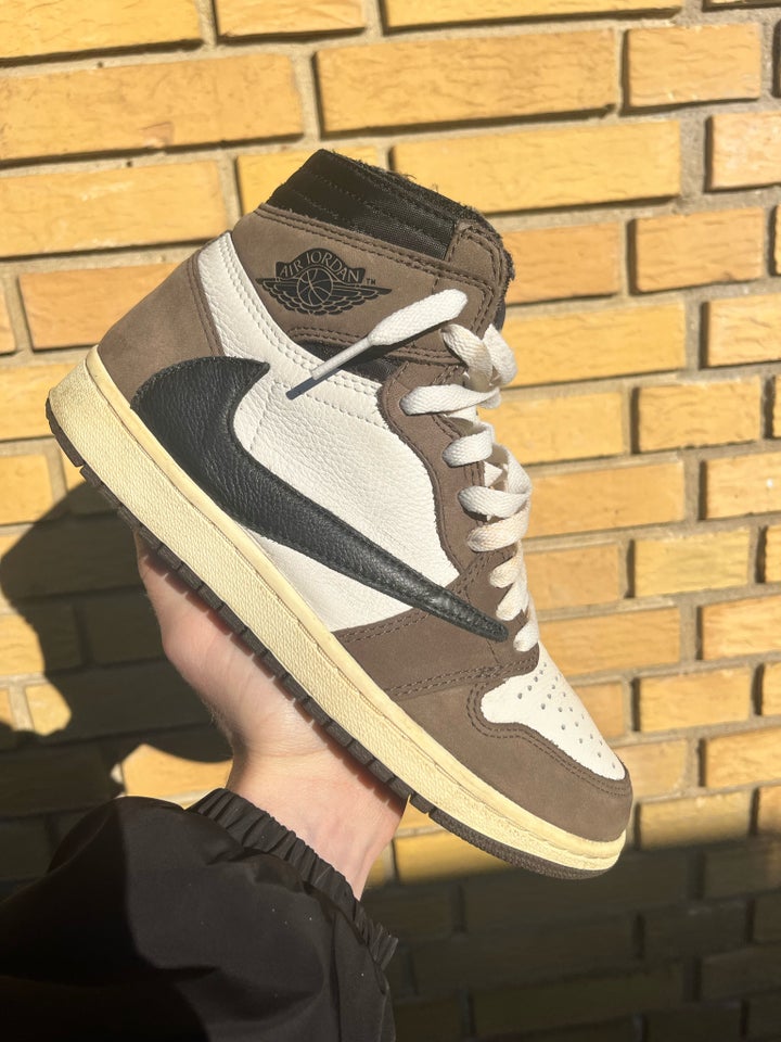 Sneakers, Travis Scott , str. 40