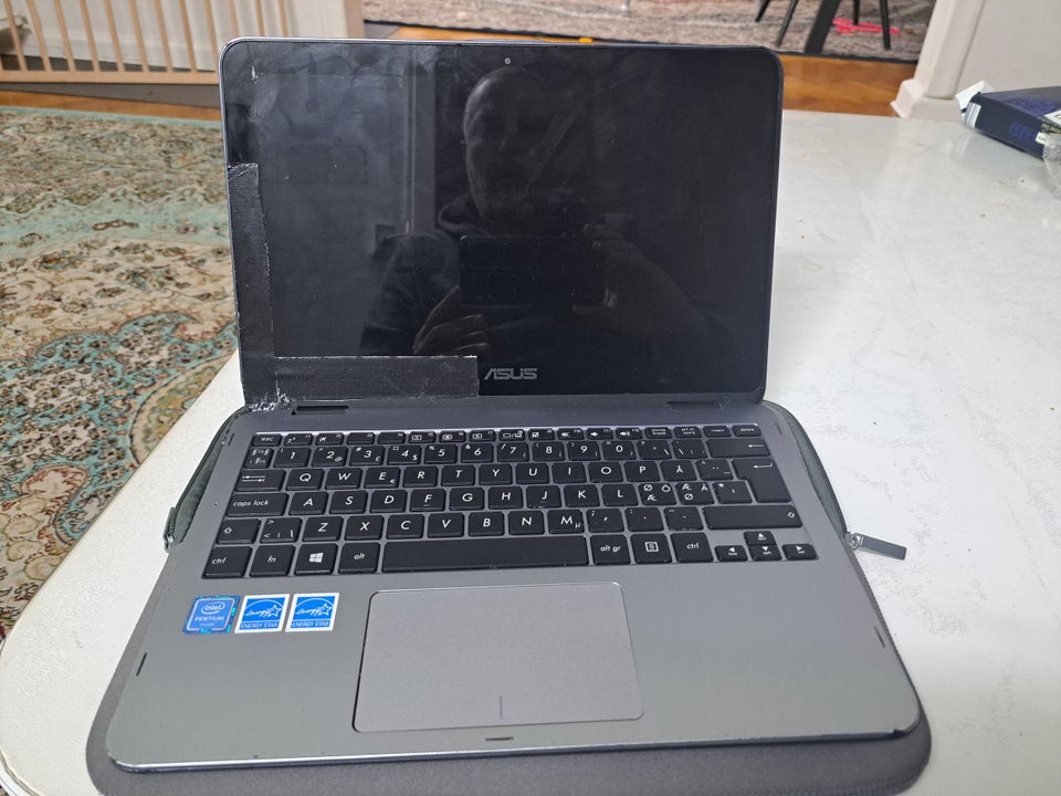 Asus, 2 GB ram, 250 GB harddisk