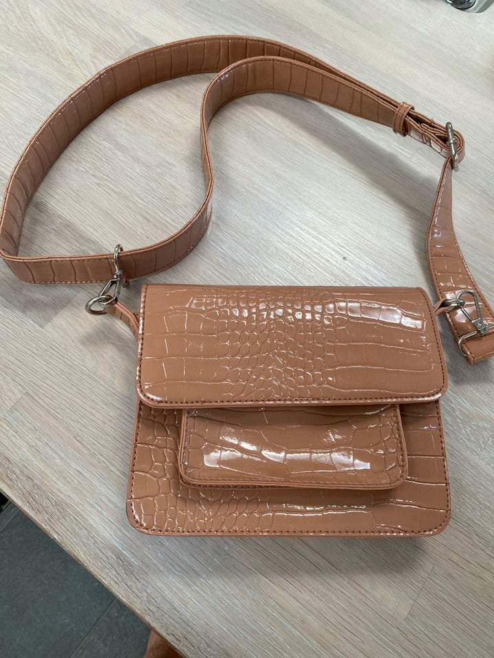 Crossbody, Hvisk