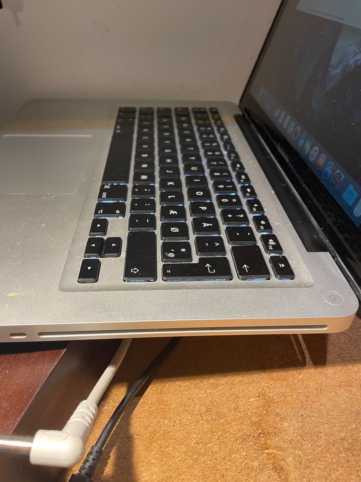 MacBook Pro 25 core i5 GHz 4 GB ram