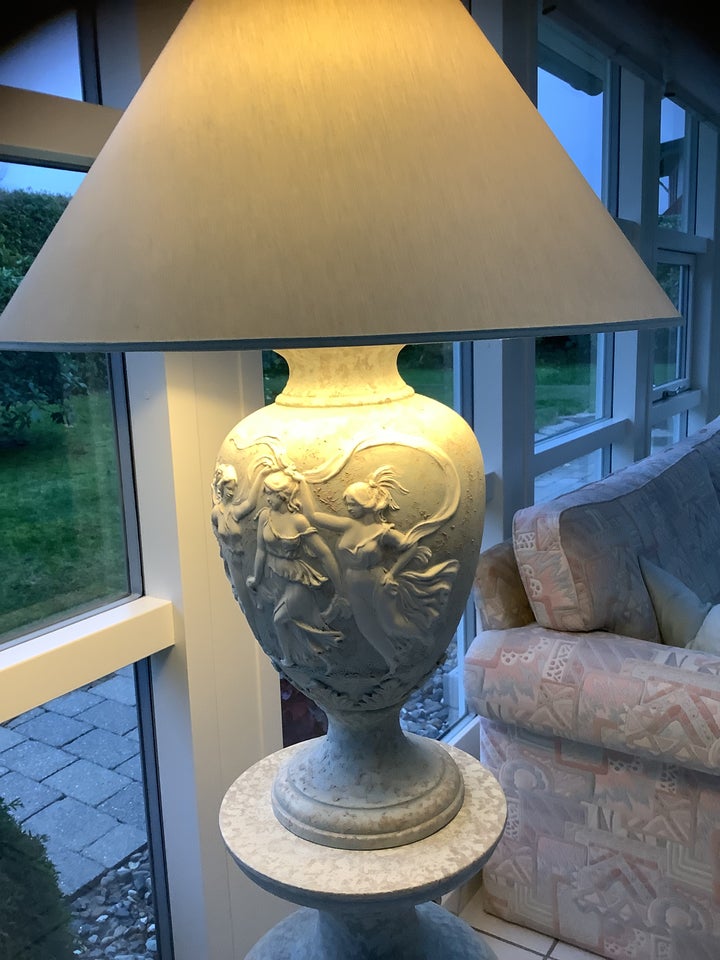 Pedistal og lampe