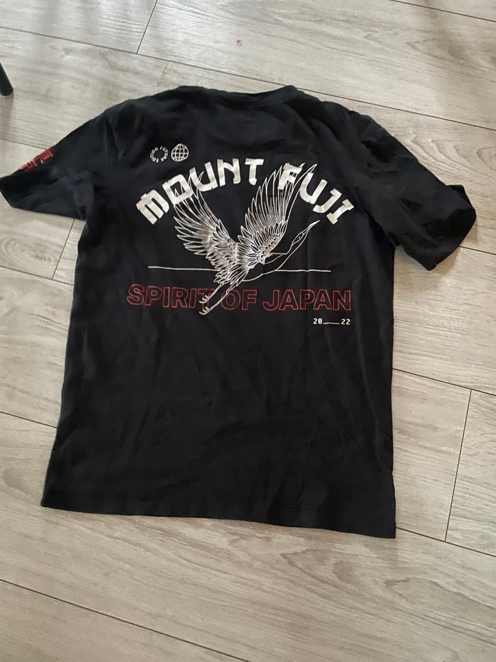 T-shirt, sort med print for og bag,