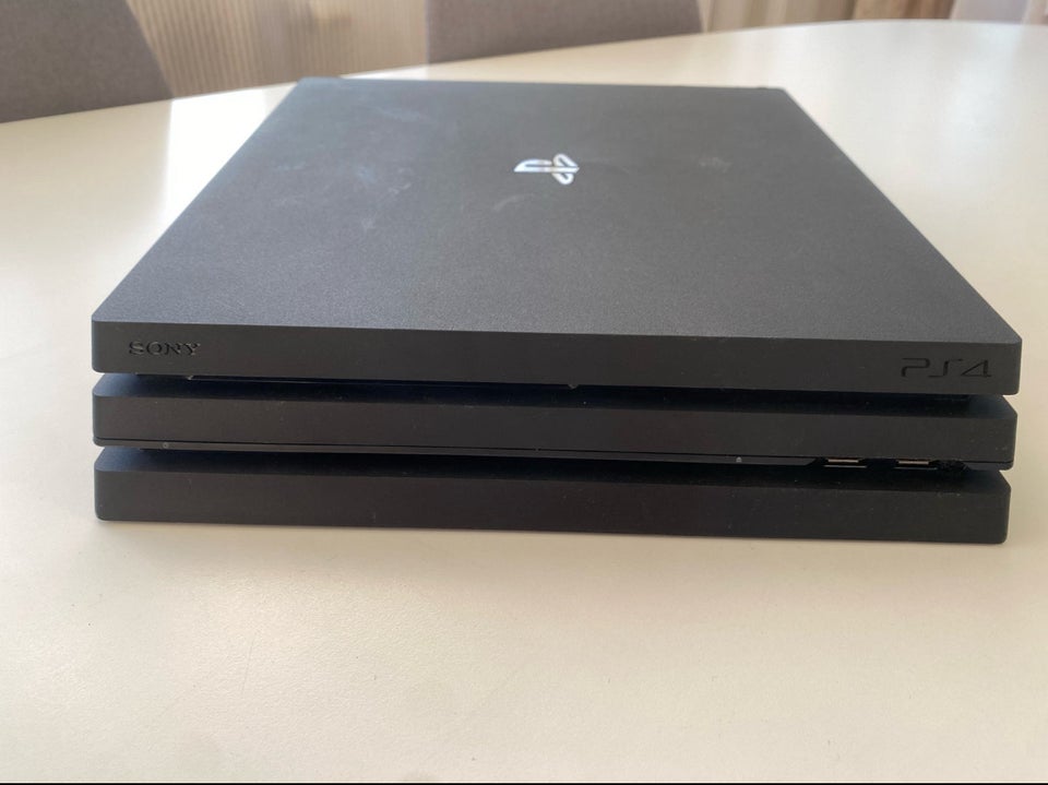 Playstation 4 Pro, God