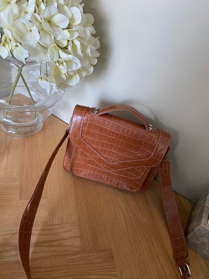 Crossbody, Becksöndergaard