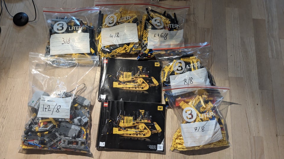 Lego Technic, cat d11 42131 jeep