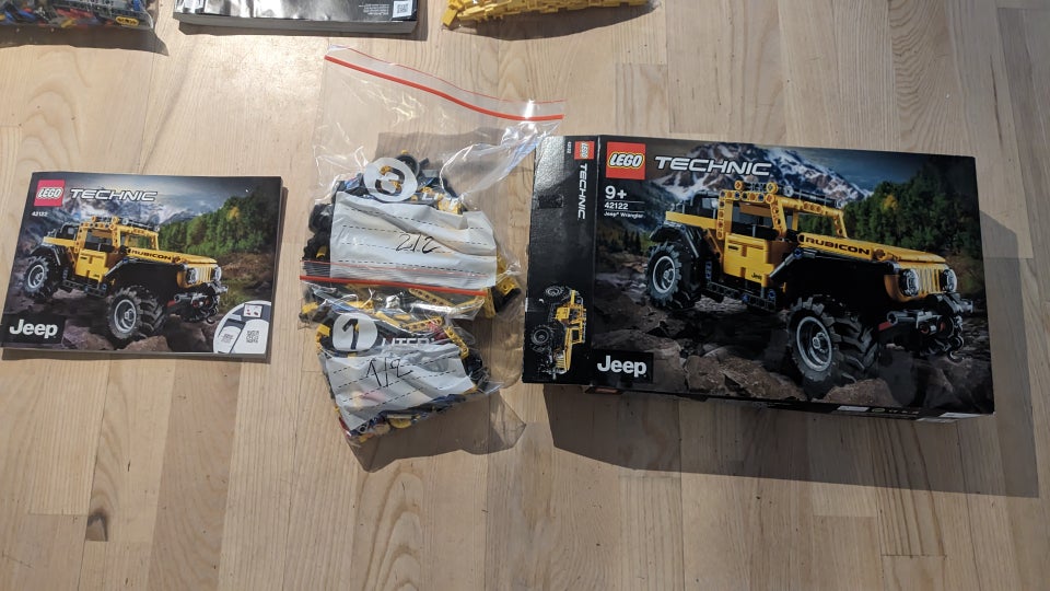 Lego Technic, cat d11 42131 jeep