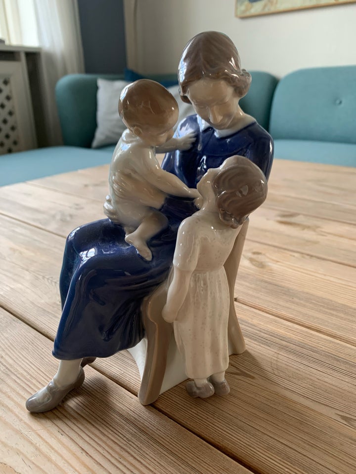 Porcelænsfigur “ Mor med 2 børn”,