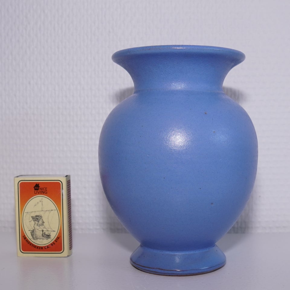 Antik vase med lys tordenblå glasur