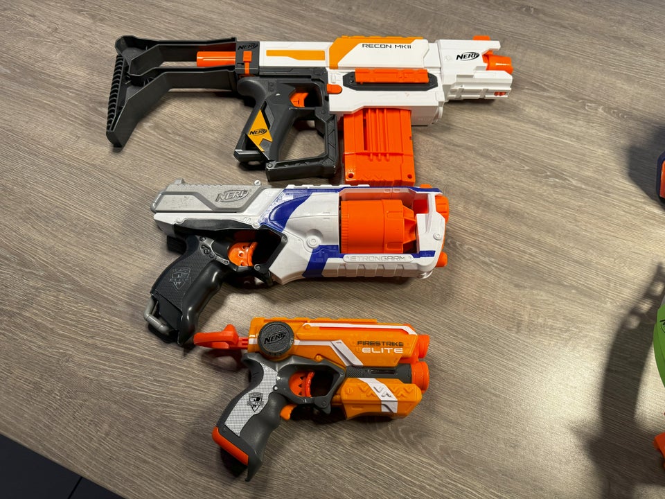 Våben, Fire Nerf gevær/pistoler:,