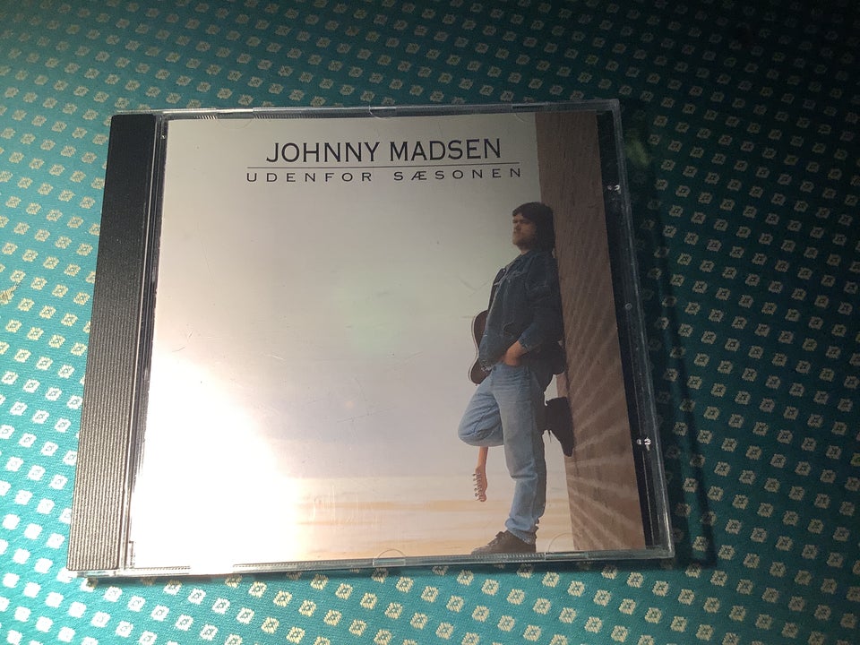 Johnny Madsen: Udenfor Sæsonen,