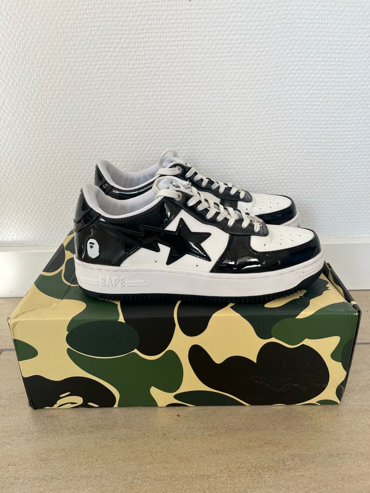 Sneakers, A bathing ape (BAPE),